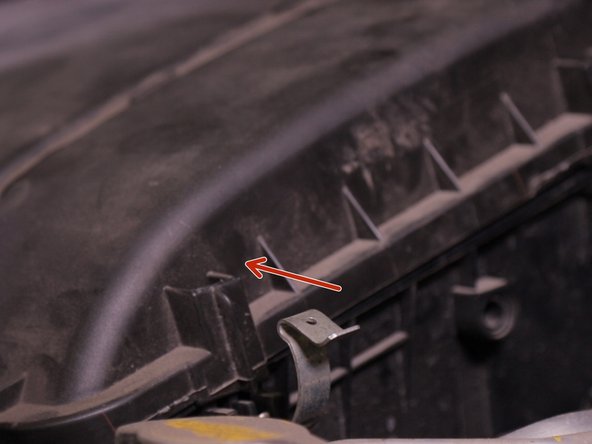 Re-clipsez les 4 accroches sur les côtés de la boite