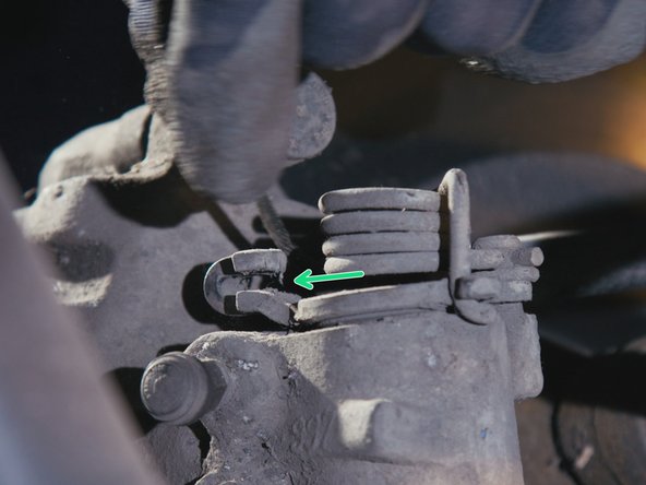 Replacer le câble de frein à main dans son encoche