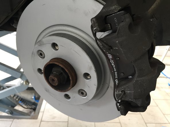 Remonter l'agrafe de l'étrier à l'aide du tournevis plat