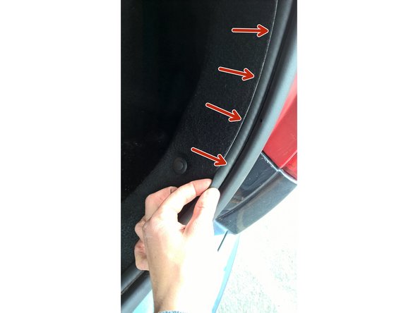 Repositionner les 2 pions et l’agrafe puis replacer le joint de coffre sur le revêtement sur toute sa longueur et enfin remettre la plaque de la poche intérieure du coffre