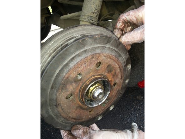 Il faut régler le système en poussant (vers le haut) avec l'aide d'un tournevis plat, pour écarter les mâchoires. Pour connaitre le réglage idéal, suivez la note suivante :