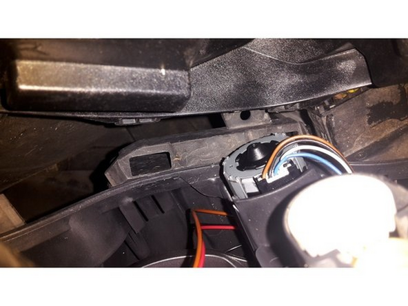 Positionner le bas du couvercle dans les deux encoches, puis bbasculer le haut du couvercle contre le phare.