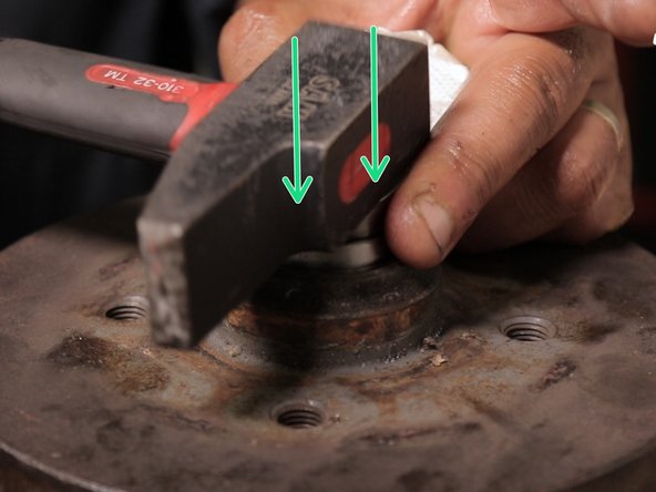 Frappez modérément au marteau en surveillant après chaque coup que la cage ne rentre pas de travers