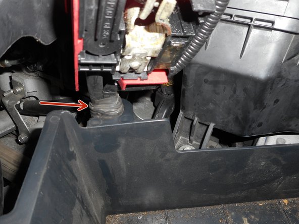 Remettez le bac batterie à sa place et engagez les câbles dans leur emplacement