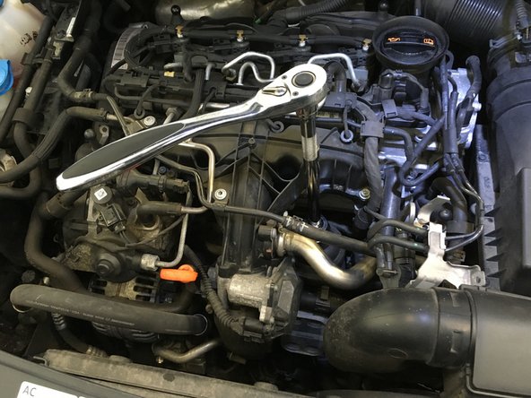 Remonter le nouveau filtre à huile sur le moteur en commençant par le serrer à la main