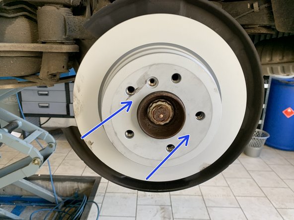 Visser la vis de BTR de 7 qui maintienne le disque en place