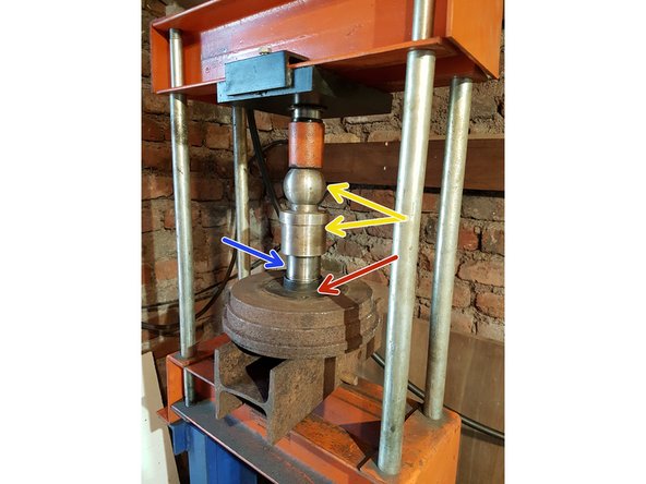 Ensuite on met le roulement neuf par le coté extérieur du tambour (indiqué par la fleche rouge, il dépasse de 4mm).