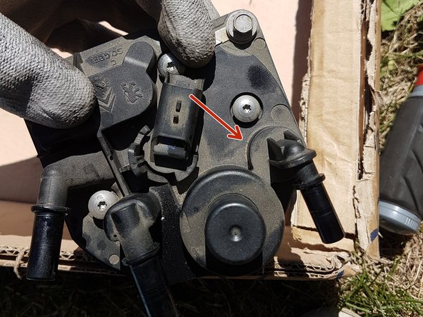 Tourner en vissant de 1/4 de tour pour libérer le gazole