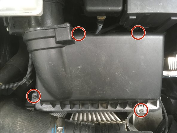 Desserrer les 4 vis cruciforme de la boite à air