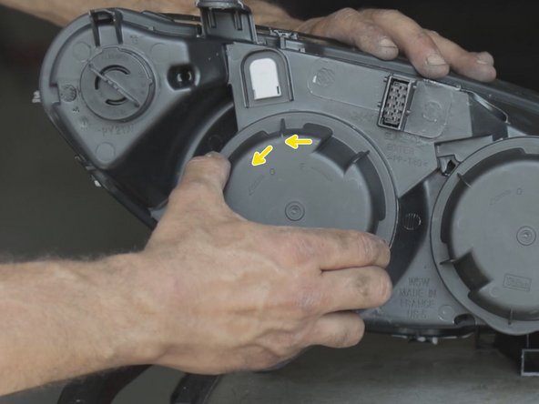 Dévisser et retirer les deux caches placés derrière le phare (réaliser cette opération sur l'ancien et le nouveau phare afin de récupérer les ampoules)