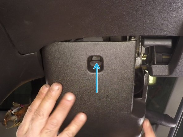 Guider la coquille pour clipser la languette