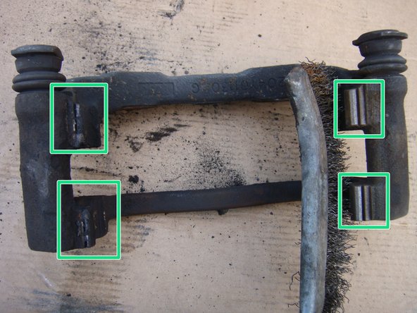 A l'aide d'une brosse métallique nettoyer les portées des plaquettes.