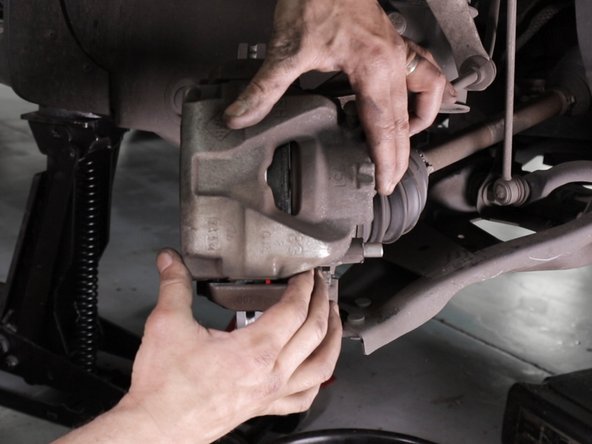 Replacer l'étrier de frein et serrer les deux colonettes