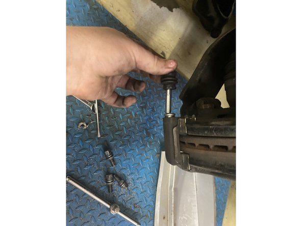 Une fois l’étrier retirer, il faut retirer les coulissaut il faut juste tirer déçu, puis bien nettoyer avec un chiffon est du nettoyant frein