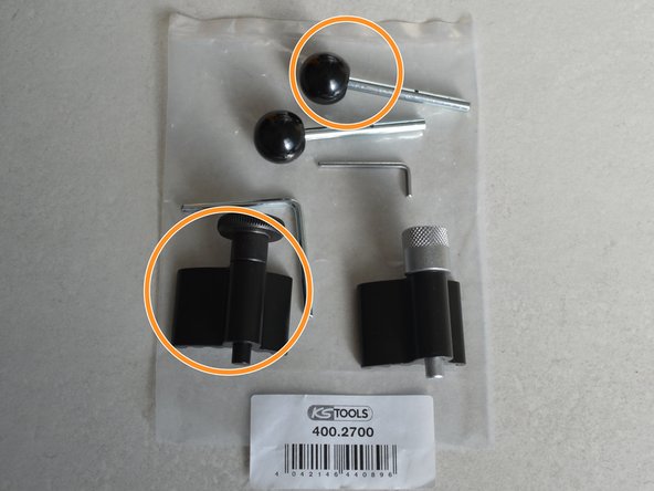 Commencer par bloquer la poulie d'arbre à cames en introduisant l'outil 3359 dans le trou oblong situé côté gauche de la poulie d'arbre à cames