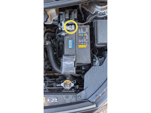 L'ordre dans lequel sont retirés les connecteurs de la batterie (- et +) est important.