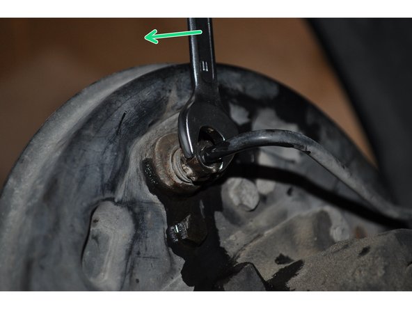Desserrer le raccord de canalisation de frein avec une clé de 11 mm