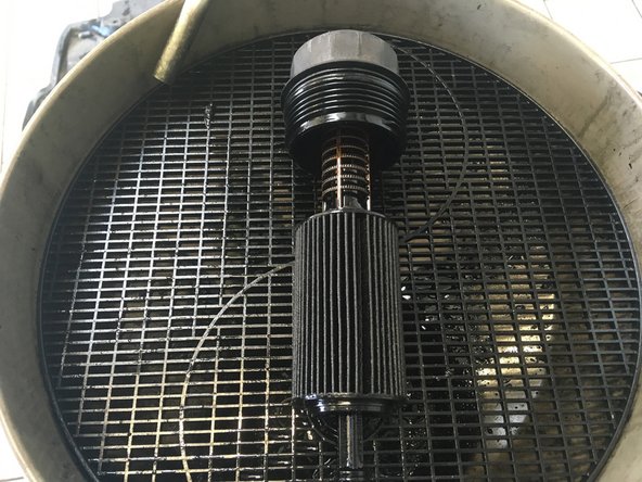 Retirer la cartouche du filtre à huile en la tirant vers le bas