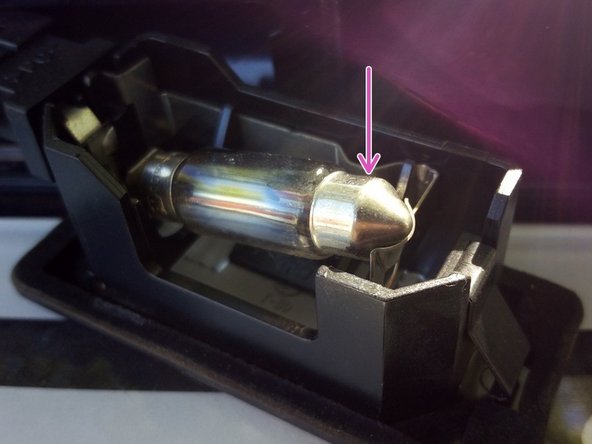 Appuyer sur l'autre extrémité afin de le clipser dans le deuxième trou