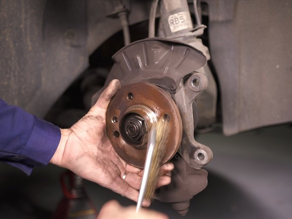 Frotter la portée du disque sur le moyeu avec une brosse métallique ou du papier abrasif