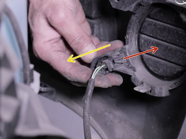 Tirer sur la prise pour débrancher la connectique du phare antibrouillard