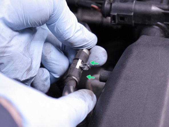 Retirer le clips du faisceau du débitmètre