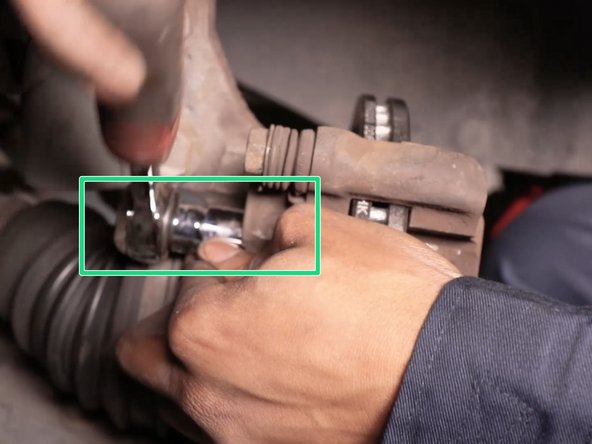 A l'aide du cliquet et de la douille de 18 serrer les vis du support d’étrier