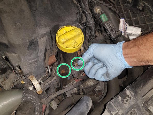 Retirer les deux vis du puit de jauge avec une clé de 8 pour l'écarter du cache