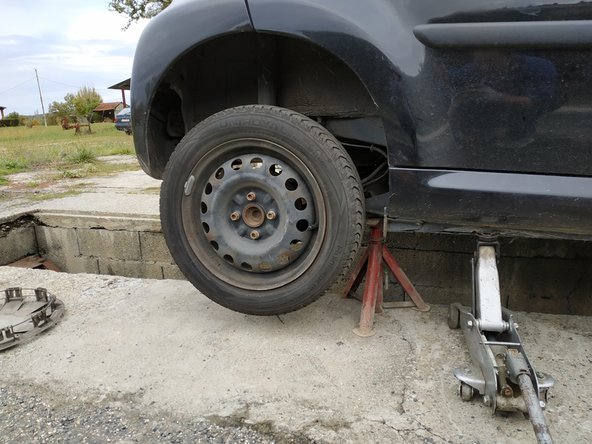 dévisser complètement les 4 goujons de roue avec la clé à cliquet et douille de 17mm