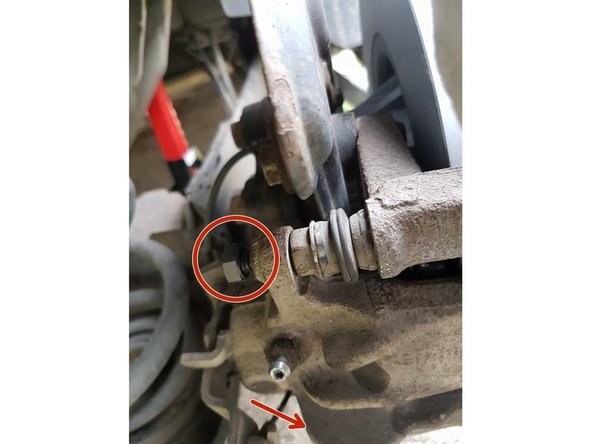 On peut alors refermer l'étrier de frein  et serrer les nouvelles vis de colonnette du coté intérieur.