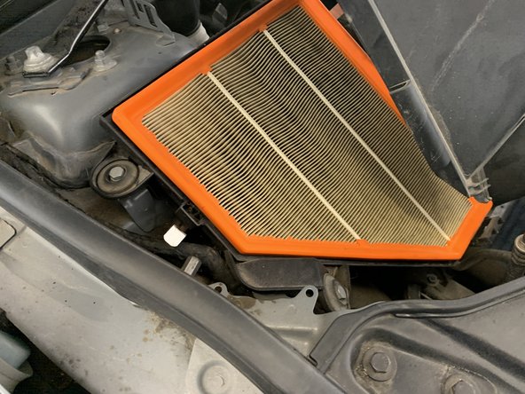 Ouvrir la boite à air en dé-clipsant les 4 clips