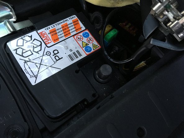 Débrancher la borne positive en levant le levier