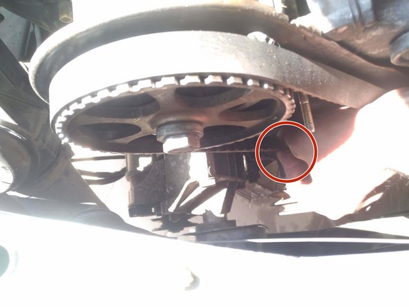 Mettre grossièrement en place la nouvelle courroie et remonter la poulie damper