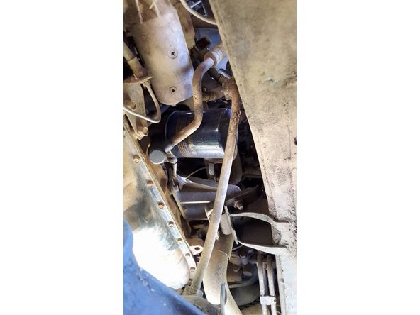 Dévisser le filtre à huile en plaçant un chiffon dessous pour l'écoulement du peut de reste d'huile dans celui ci .