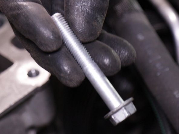 Jouer avec le cric afin de faciliter la sortie des vis et extraire le carter en aluminium