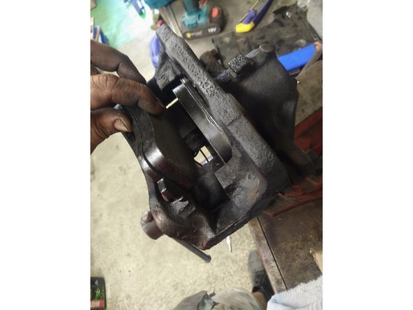 Replacer les plaquettes (en commençant par celle coté piston) et bien les pousser au fond du logement