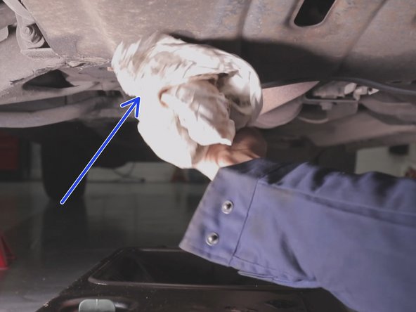 Nettoyer à l'aide d'un chiffon le carter