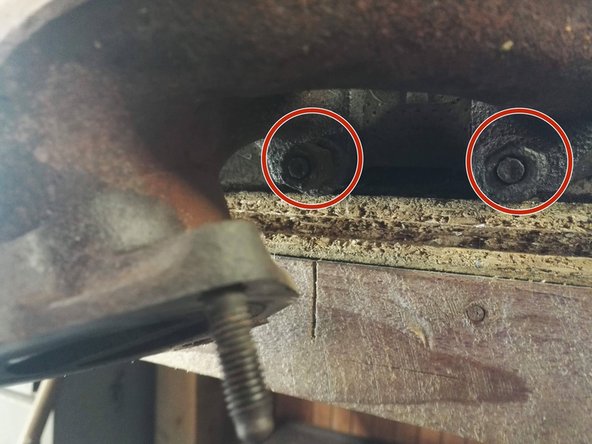 Dévissez les écrous de fixation du collecteur d'échappement