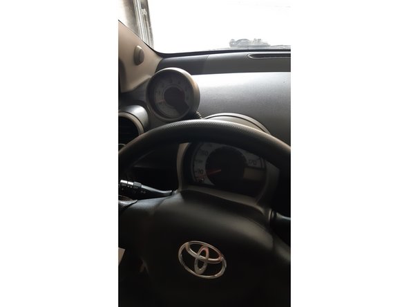 Ajustement des plastiques à gauche.