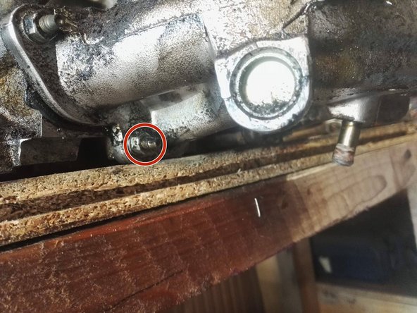 Dévissez les écrous de fixation de la pipe d'admission