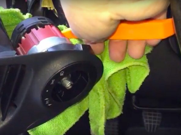 Déconnecter la fiche arrière du commutateur à l’aide d'un levier en plastique isolant ainsi que la petite fiche du tambour.