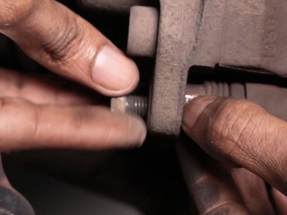 Retirer et desserrer les deux vis de l’étrier