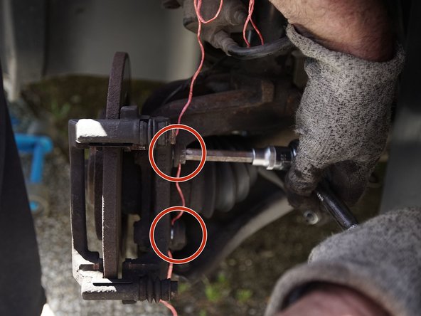 Retirez les 2 vis retenant la chape à l'aide d'une clé Torx 55