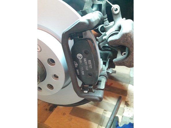 Posez les nouvelles plaquettes en les introduisant en biais et poussant très légèrement.