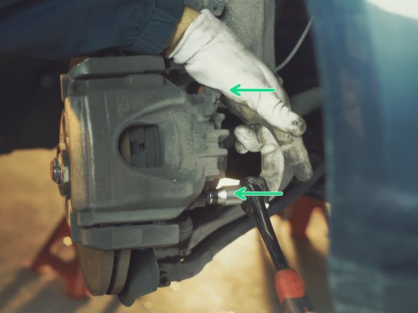 A l'aide d'un cliquet et d'une douille allen de 7 dévisser les colonnettes de l'étrier sans les retirer