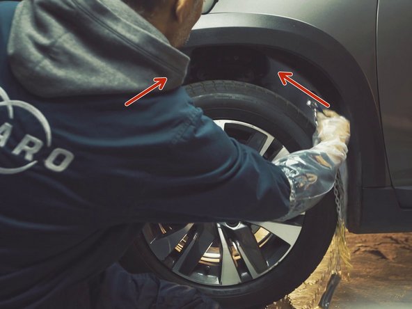 Rapprocher les deux extrémités de la chaîne sur le haut de la roue