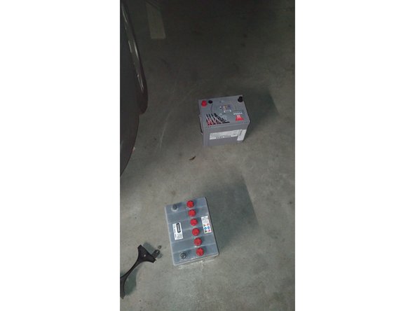 Après avoir enlevé l'ancienne batterie placez la nouvelle dans son emplacement.