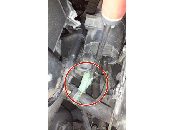 Avec le tournevis plat passé le derrière la petite languette de la prise, faites levier avec et de l'autre main tirer sur la fiche