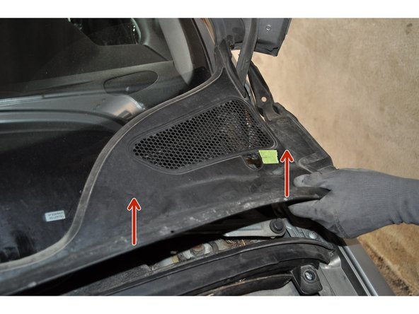 Soulever les caches en plastique pour finir leur dépose.