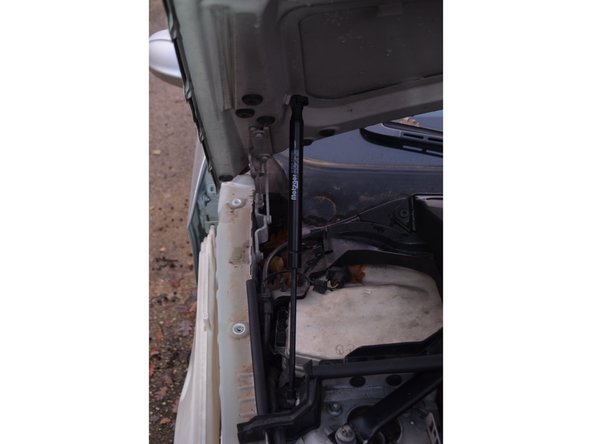 Appuyez sur l'agrafe pour la glisser dans son logement.